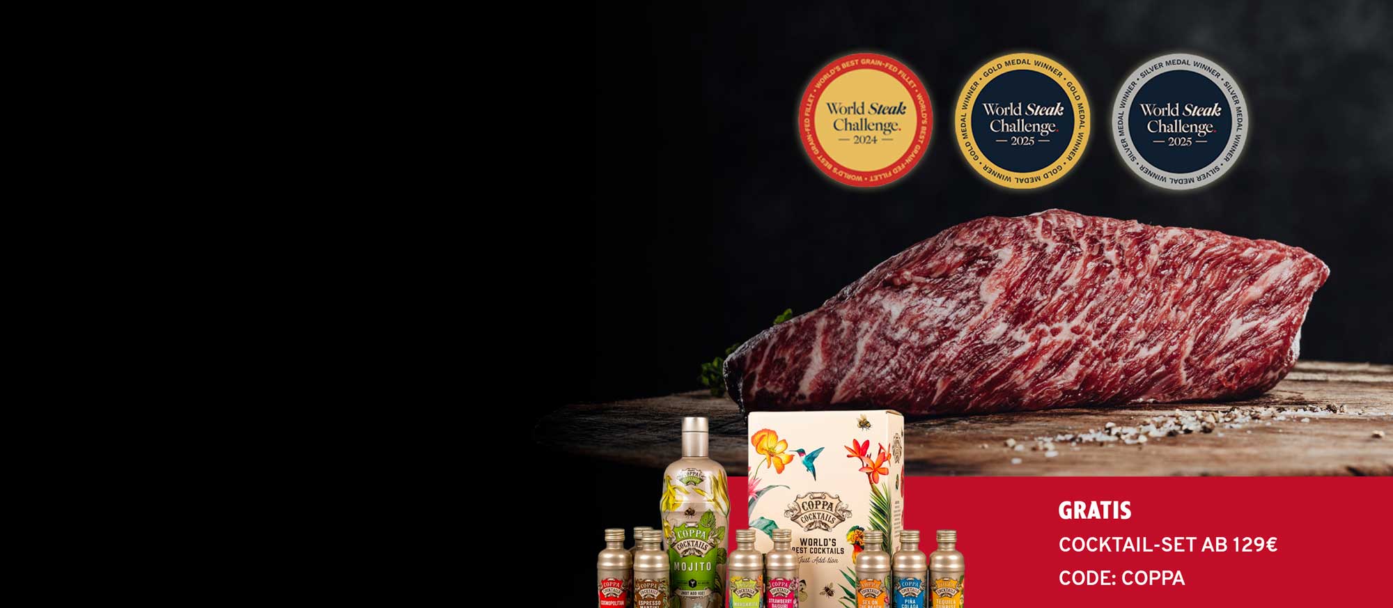 Ein marmoriertes Rindersteak mit World Steak Challenge Auszeichnungen 2024/2025 liegt auf Holz. Davor stehen Coppa Cocktails Flaschen und eine Geschenkbox. Unten rechts: Gratis Cocktail-Set ab 129€.