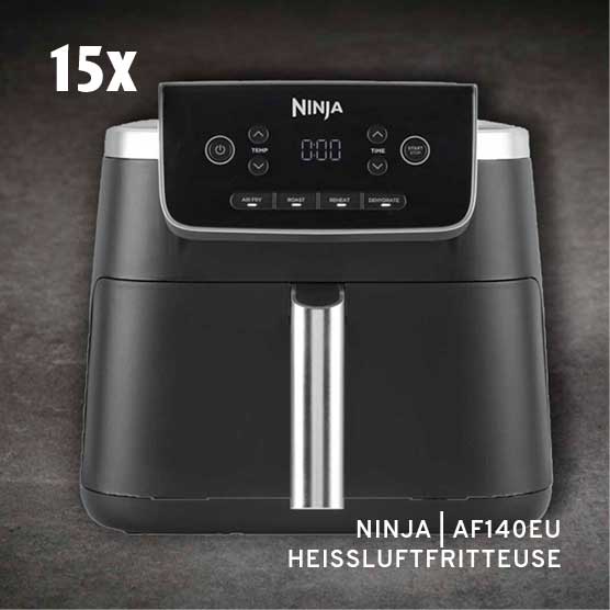 Schwarze Ninja AF140EU Heißluftfritteuse mit digitalem Display, Bedienfeld für Temperatur und Zeit sowie verschiedenen Kochmodi. Silberner Griff an der Vorderseite.