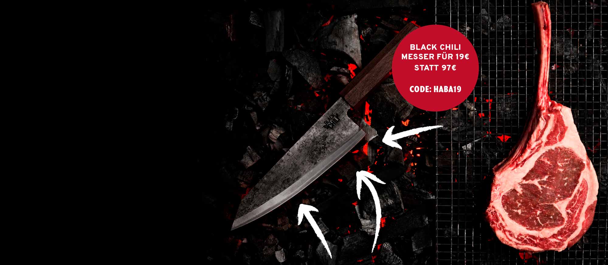 Ein Black Chili Messer liegt auf glühender Kohle neben einem Tomahawk-Steak auf einem Grillrost. Ein roter Kreis bewirbt das Messer für 19€ statt 97€ mit Code HABA19.