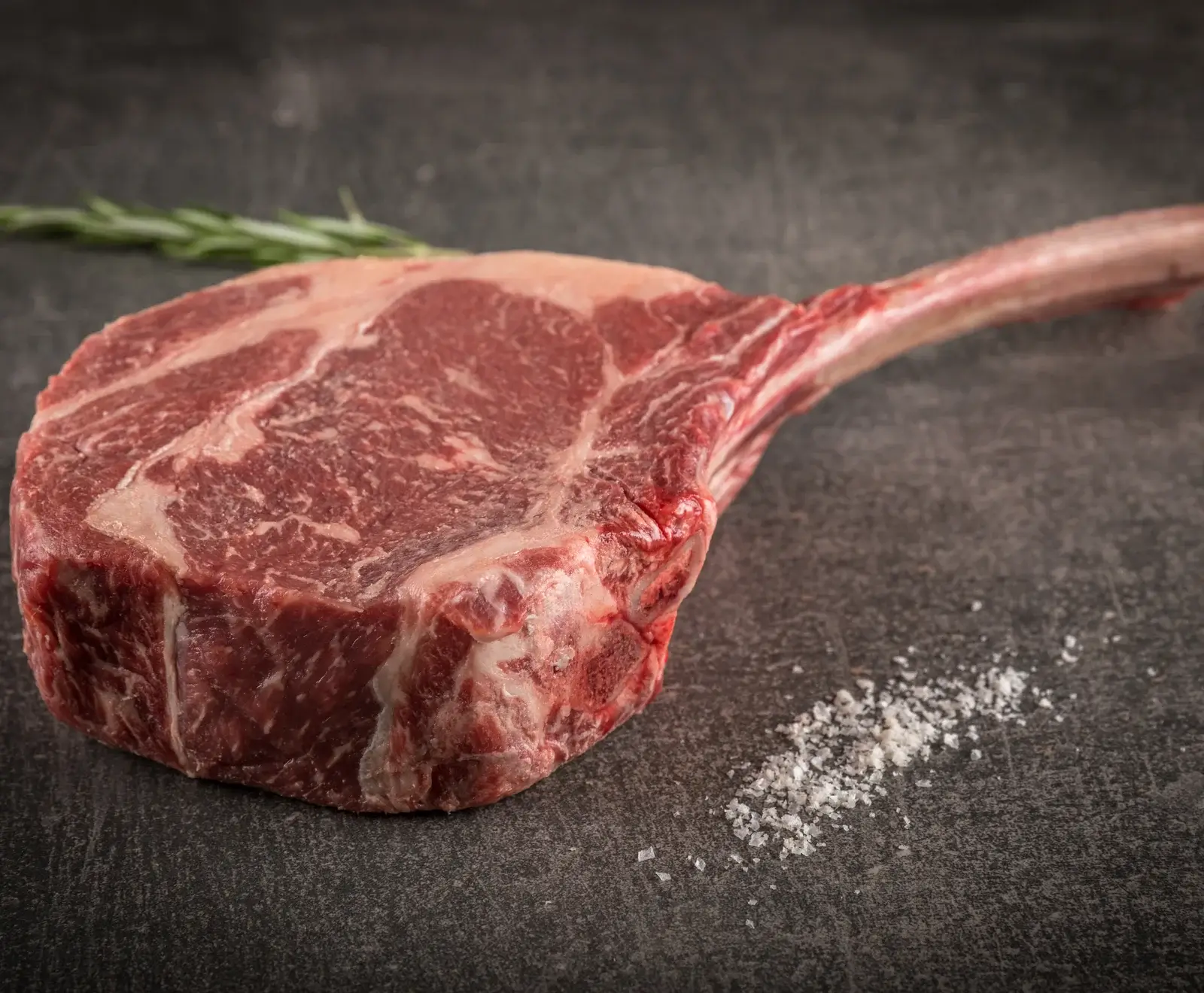 Deutsche Simmentaler Färse Dry Aged Tomahawk Steak
