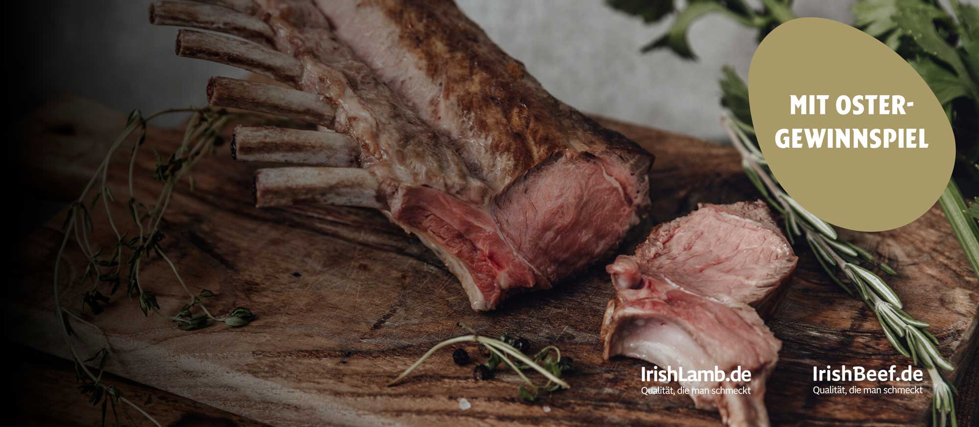 Ein saftiges, rosa gebratenes Lammkarree auf einem Holzbrett, teilweise geschnitten, um das zarte Fleisch zu zeigen. Umgeben von frischen Kräutern. Ein grünes Ei-Symbol mit "MIT OSTER-GEWINNSPIEL" ist sichtbar, zusammen mit den Logos "IrishLamb.de" und 