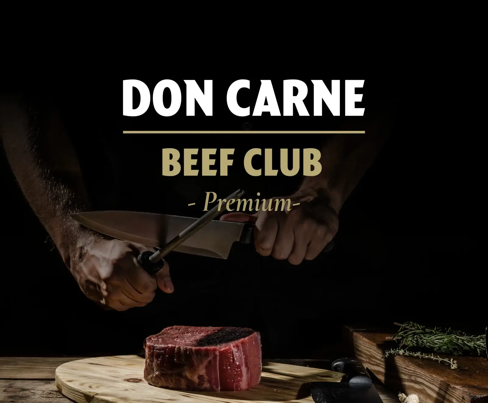 Ein Koch schärft ein großes Messer über einem rohen Rindersteak auf einem Holzbrett. Im Hintergrund sind Kräuter zu sehen. Oben steht der Text "DON CARNE BEEF CLUB - Premium".