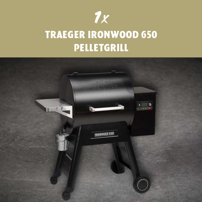 Ein schwarzer Traeger Ironwood 650 Pelletgrill mit Seitenablage und digitalem Bedienfeld steht auf einem dunklen Hintergrund. Oben steht "1x TRAEGER IRONWOOD 650 PELLETGRILL".