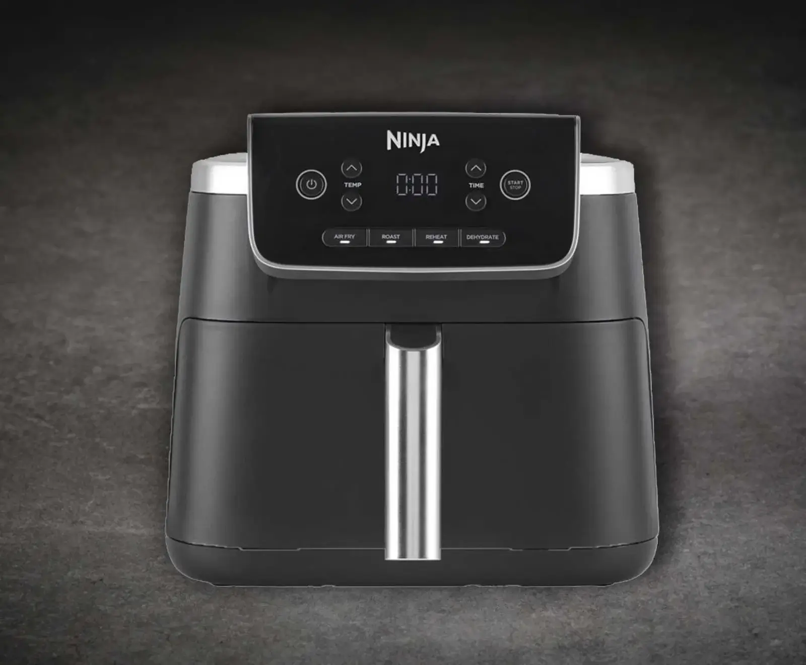 Eine schwarze Ninja Heißluftfritteuse mit silbernem Griff und einem digitalen Bedienfeld, das das Ninja-Logo, eine Zeitanzeige und Tasten für verschiedene Kochmodi wie Air Fry, Roast, Reheat und Dehydrate zeigt.