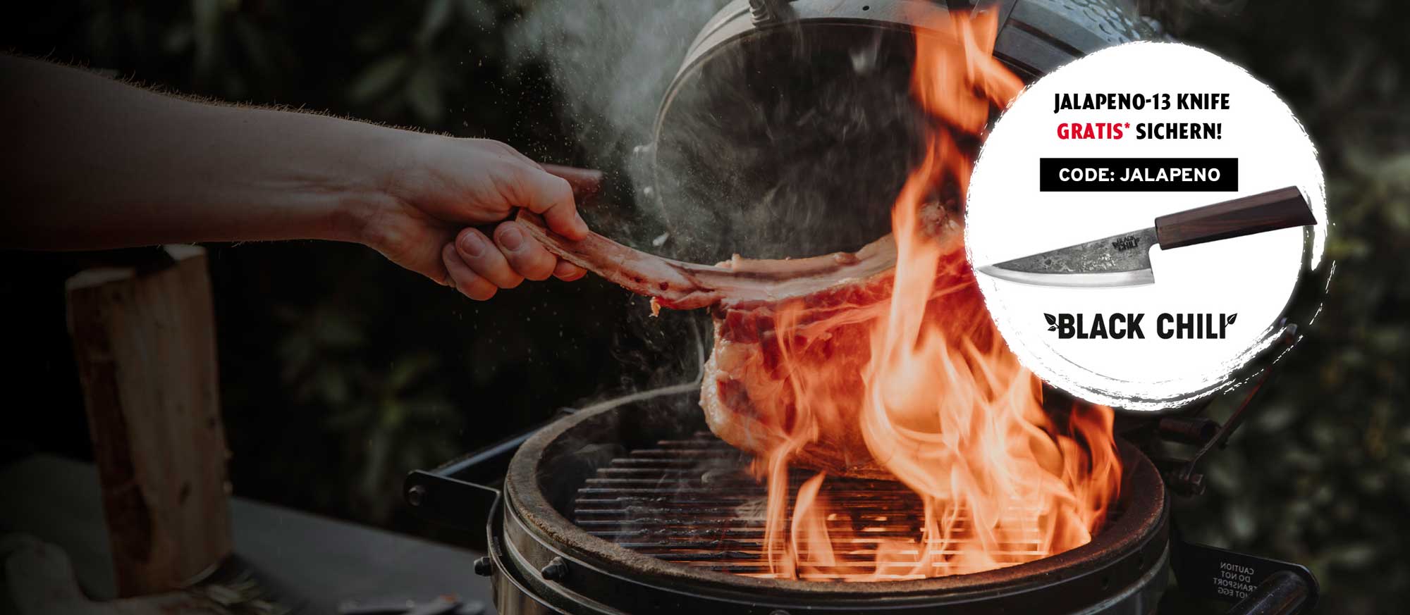 T-Bone Steak wird auf brennenden Grill gelegt