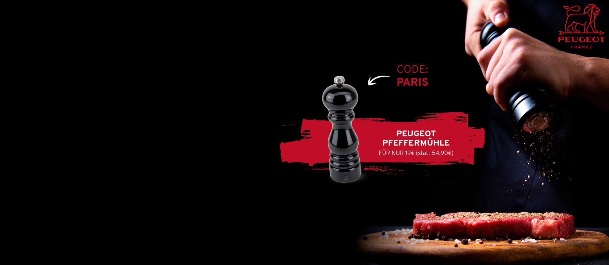 Eine schwarze Peugeot Pfeffermühle "Paris" auf rotem Pinselstrich. Rechts mahlt eine Hand Pfeffer aus einer ähnlichen Mühle auf ein rohes Steak auf einem Holzbrett. Text: "FÜR NUR 19€ (statt 54,90€)". Peugeot Logo oben rechts.