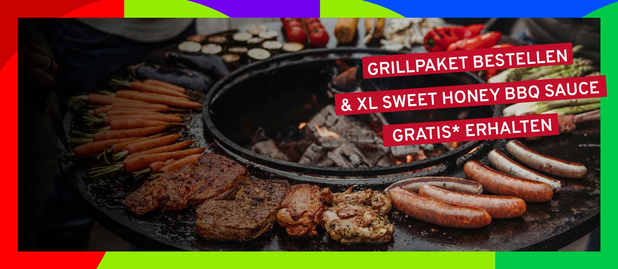 Nahaufnahme eines runden Grills mit Steaks, Würstchen, Hähnchen, Karotten, Paprika und Spargel. Rote Textfelder werben für "Grillpaket bestellen & XL Sweet Honey BBQ Sauce gratis* erhalten".