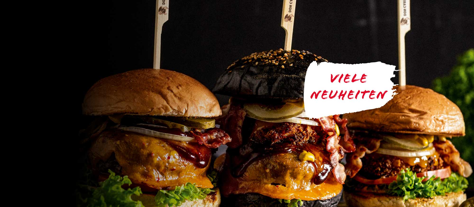 Drei verschiedene Burger mit unterschiedlichen Zutaten