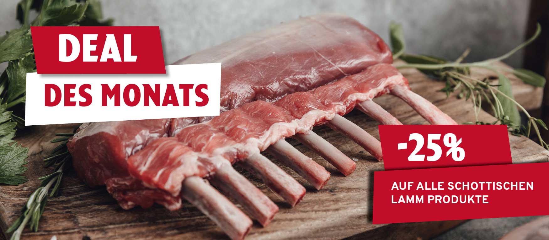 Ein Lammkarree auf einem Holzbrett mit Kräutern. Überlagerter Text: „DEAL DES MONATS“ und „-25% AUF ALLE SCHOTTISCHEN LAMM PRODUKTE“.