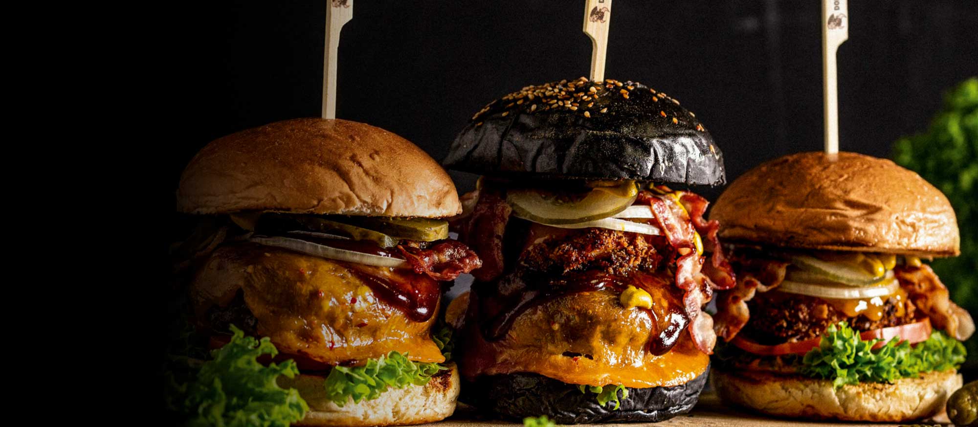 Drei verschiedene Burger mit unterschiedlichen Zutaten