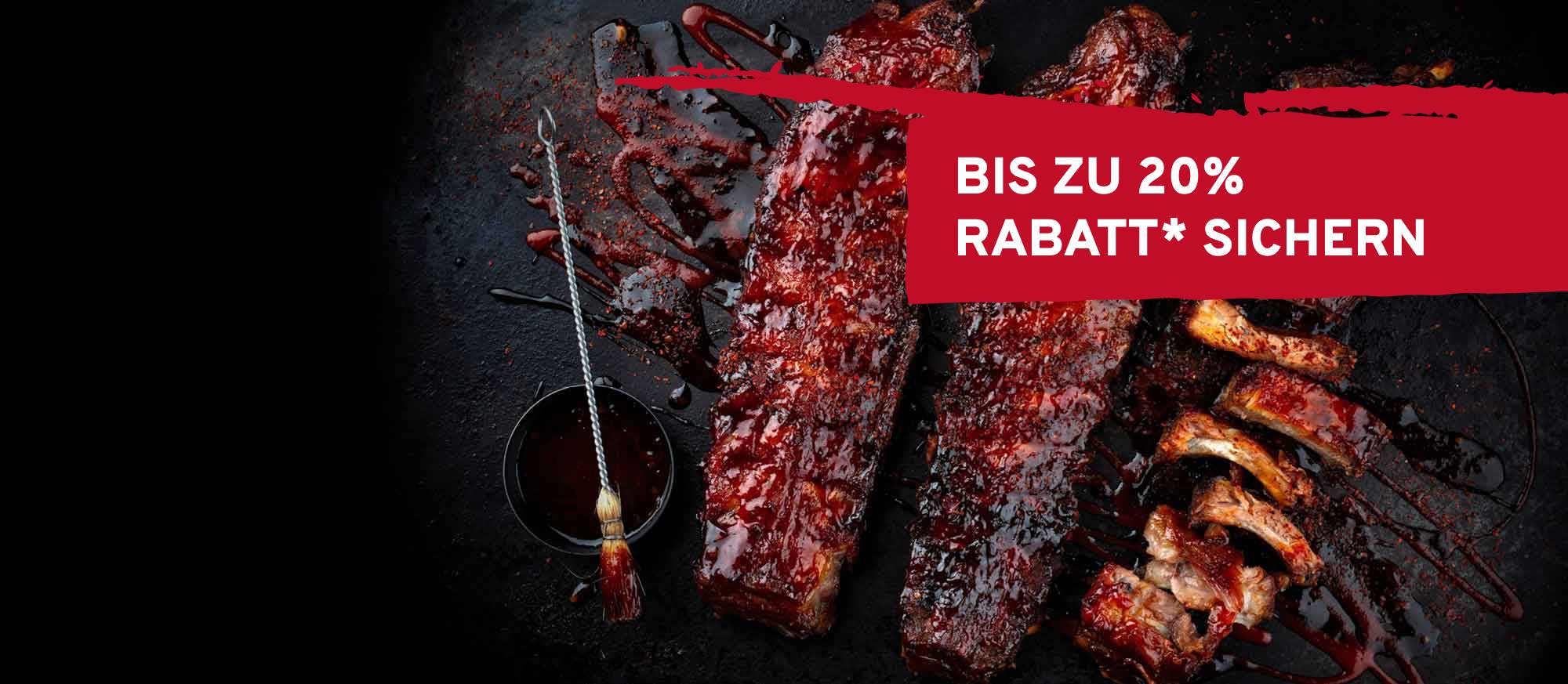 Gegrillte Rippchen mit glänzender BBQ-Sauce auf dunklem Hintergrund, daneben eine Schale mit Sauce und Pinsel. Ein roter Banner wirbt mit "BIS ZU 20% RABATT* SICHERN".