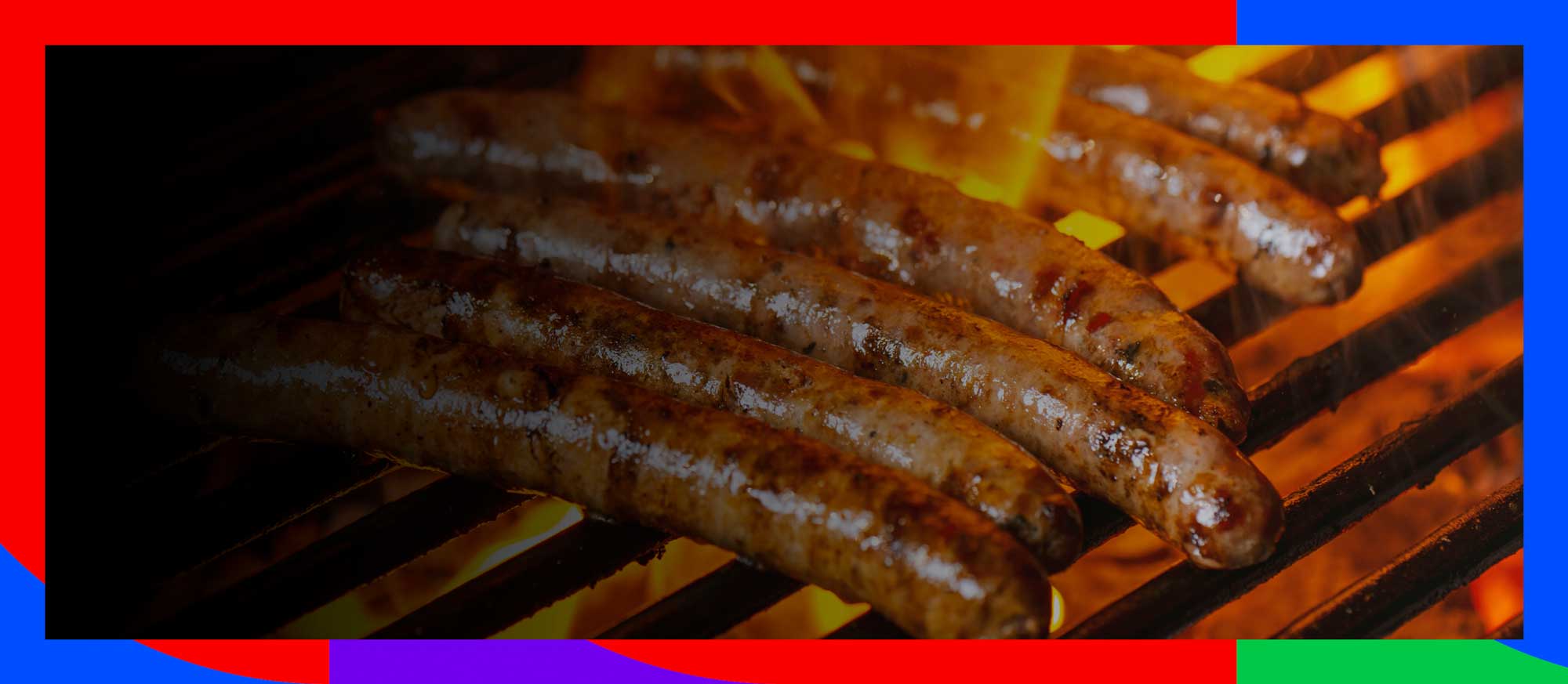 Mehrere braun gebratene Würste brutzeln auf einem Grillrost über lodernden Flammen. Die Würste sind leicht angebräunt und sehen saftig aus, bereit zum Verzehr.