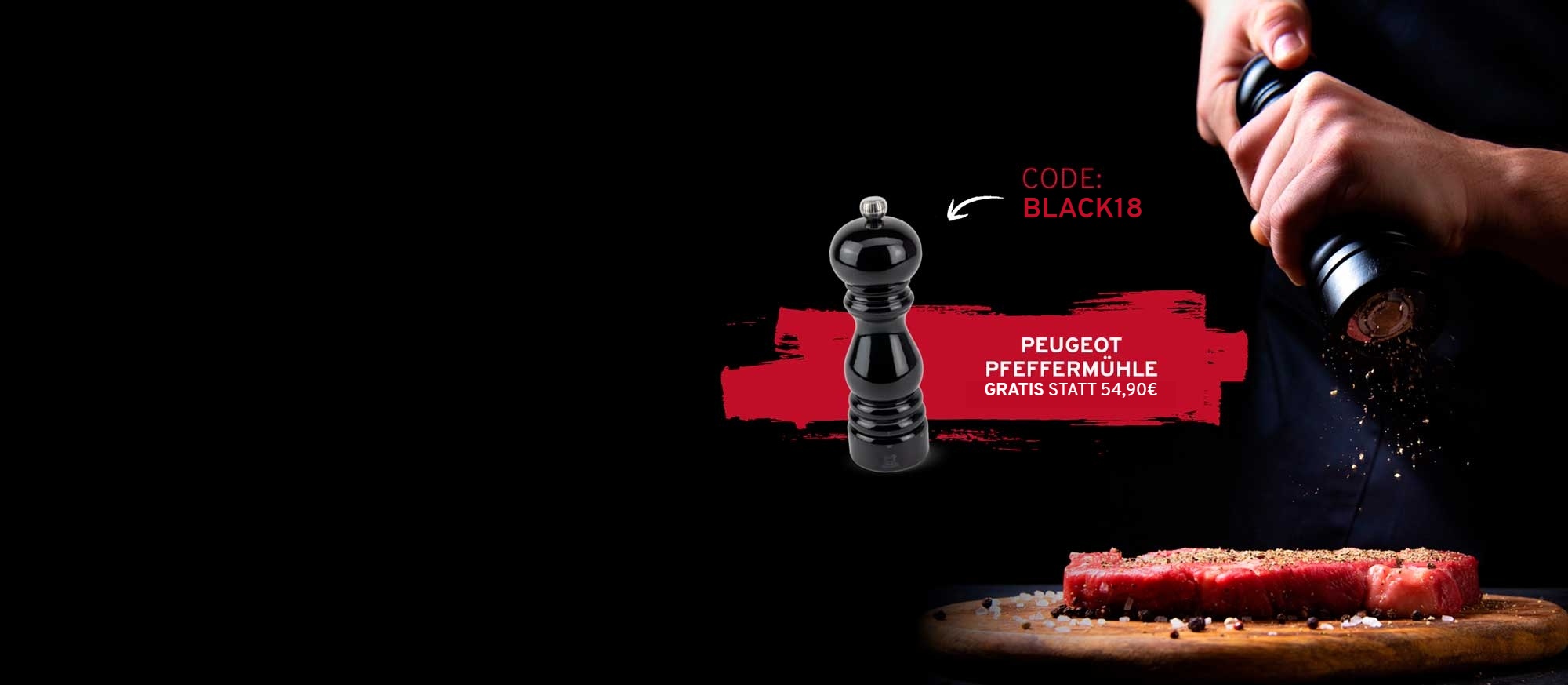 Eine Hand mahlt Pfeffer auf ein rohes Steak auf einem Holzbrett. Eine schwarze Peugeot Pfeffermühle wird als Gratis-Angebot (statt 54,90€) mit Code BLACK18 beworben.