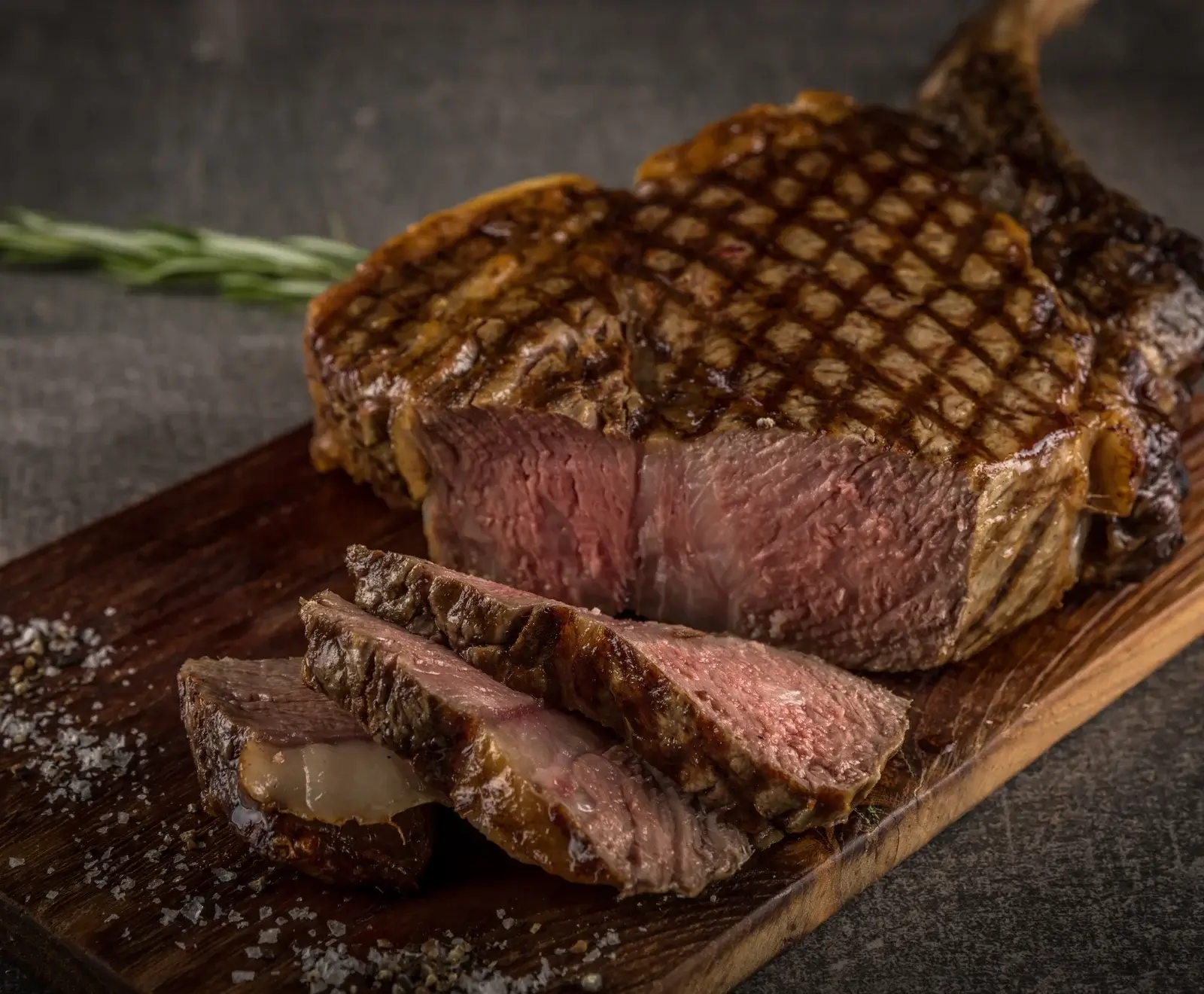 Deutsche Simmentaler Färse Dry Aged Tomahawk Steak