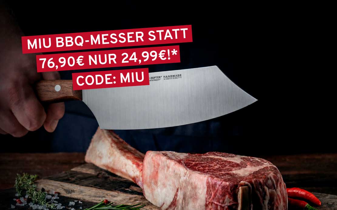 Eine Hand hält ein großes BBQ-Messer über einem rohen Tomahawk-Steak auf einem Holzbrett mit Gewürzen. Roter Text bewirbt das MIU BBQ-Messer für 24,99€ statt 76,90€ mit Code: MIU.