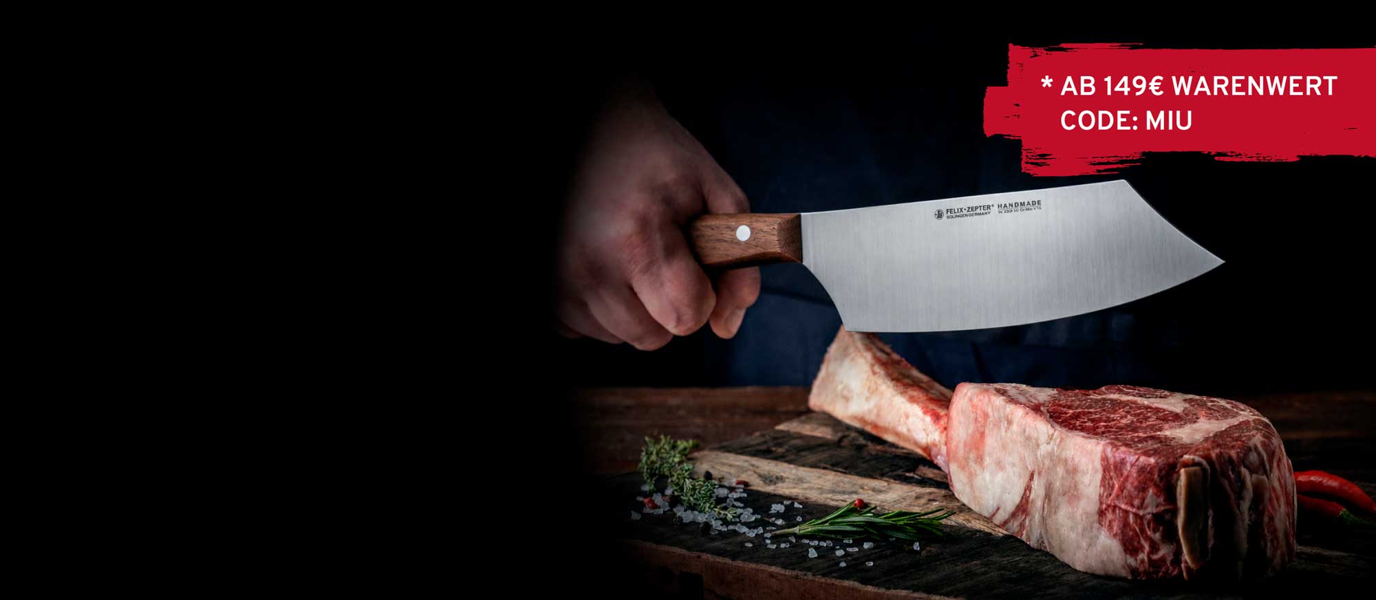 Eine Hand hält ein großes, scharfes Felix-Zepter Messer über einem rohen Tomahawk-Steak auf einem Holzbrett, umgeben von Gewürzen. Roter Banner mit Rabattcode.
