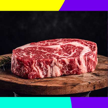 Ein rohes, dickes Ribeye-Steak mit deutlicher Marmorierung liegt auf einem rustikalen Holzschneidebrett. Ein Rosmarinzweig ist links daneben zu sehen. Der Hintergrund ist dunkel.