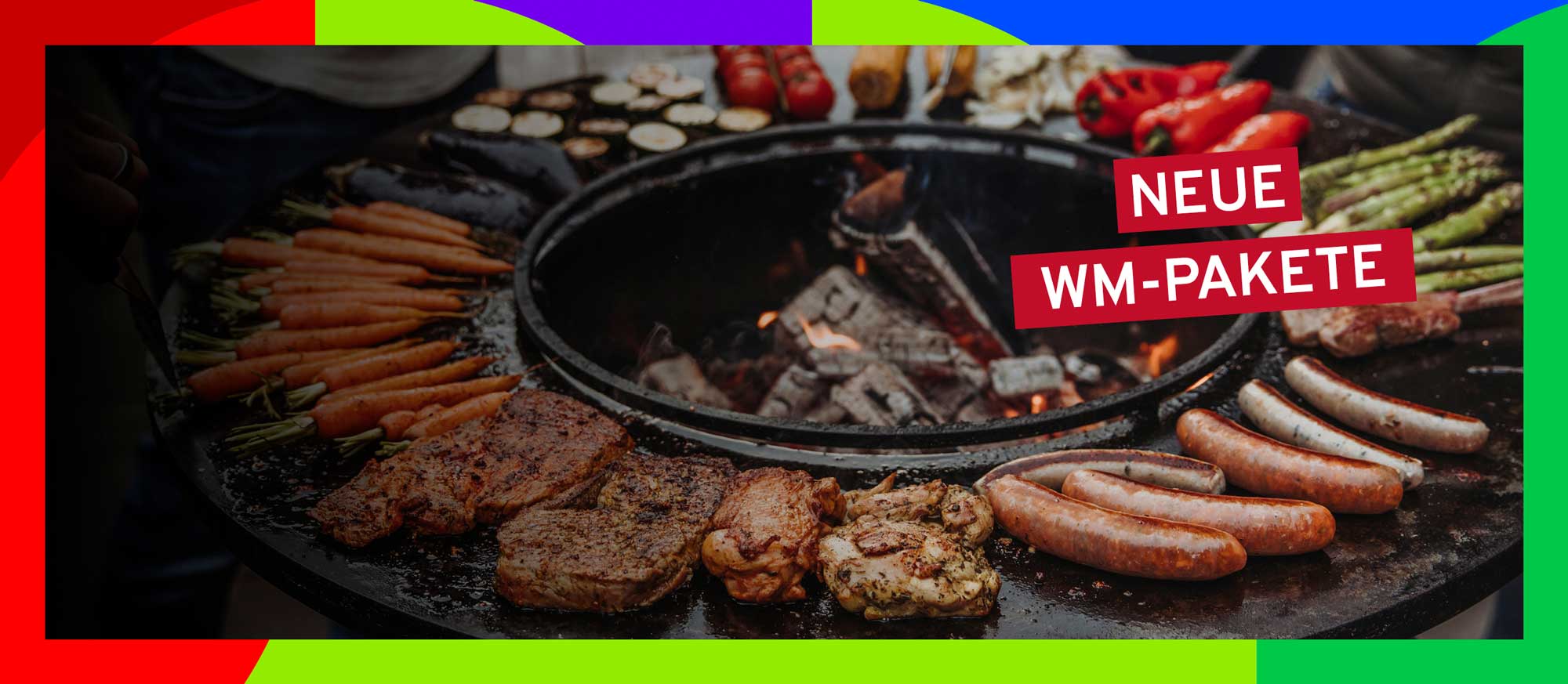 Ein runder Grill mit Feuerstelle, auf dem Steaks, Würstchen, Hähnchen, Karotten, Paprika und Spargel braten. Roter Text: „NEUE WM-PAKETE“.