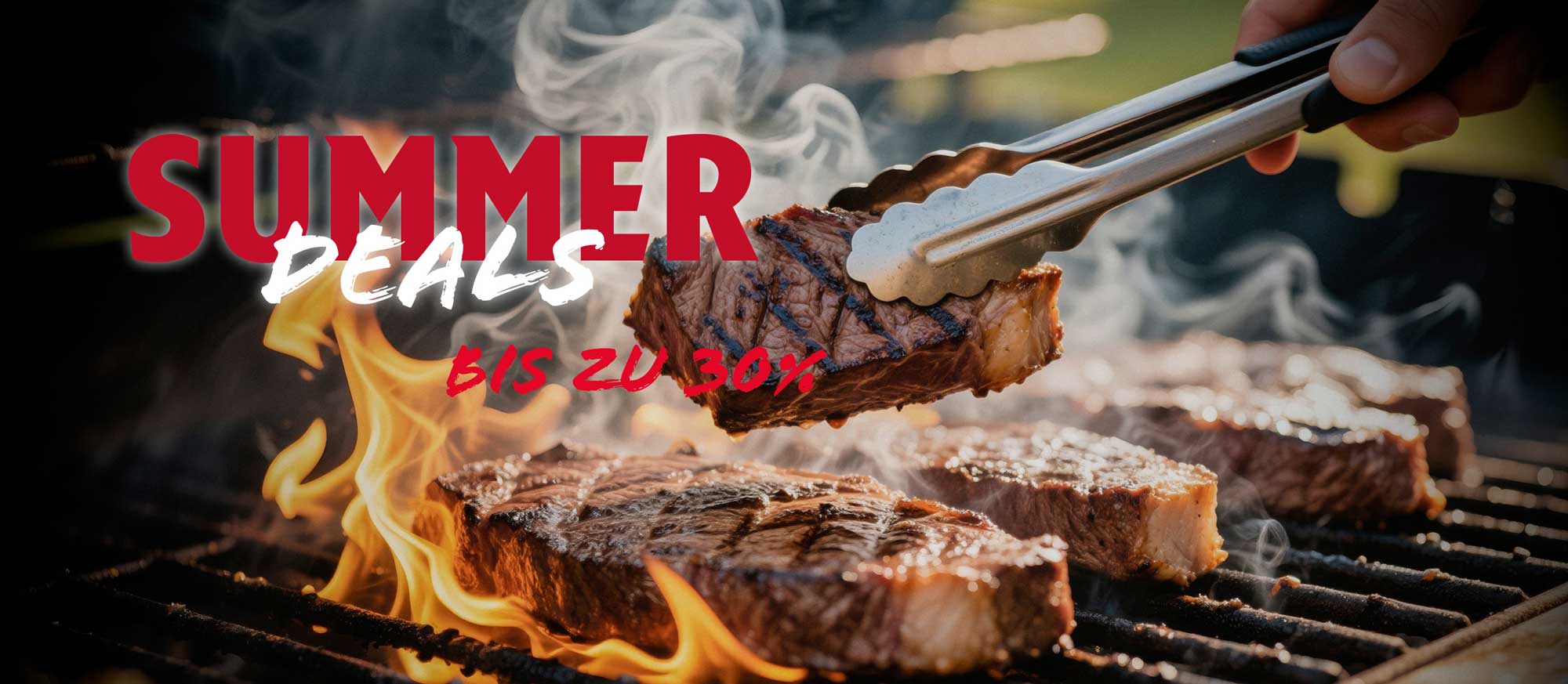 Nahaufnahme von Steaks auf einem Grill mit Flammen und Rauch. Eine Hand hält ein Steak mit einer Zange hoch. Überlagerter Text: „SUMMER DEALS BIS ZU 30%“.