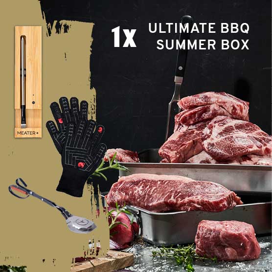 Eine "Ultimate BBQ Summer Box" mit rohem Fleisch (Steaks, Braten) in Metallschalen, einem Meater+ Thermometer, schwarzen Grillhandschuhen und einer Grillzange.