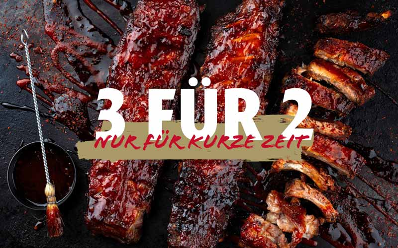 Glänzende, marinierte BBQ-Rippchen mit Saucenpinsel und Schale. Großer weißer Text "3 FÜR 2" und roter Text "NUR FÜR KURZE ZEIT" auf einem Pinselstrich-Hintergrund.
