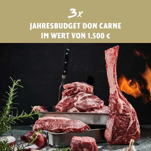 Verschiedene rohe Fleischstücke, darunter ein Tomahawk-Steak, in Metallschalen mit Kräutern und Zwiebeln. Im Hintergrund Flammen. Text: 3x JAHRESBUDGET DON CARNE IM WERT VON 1.500 €.