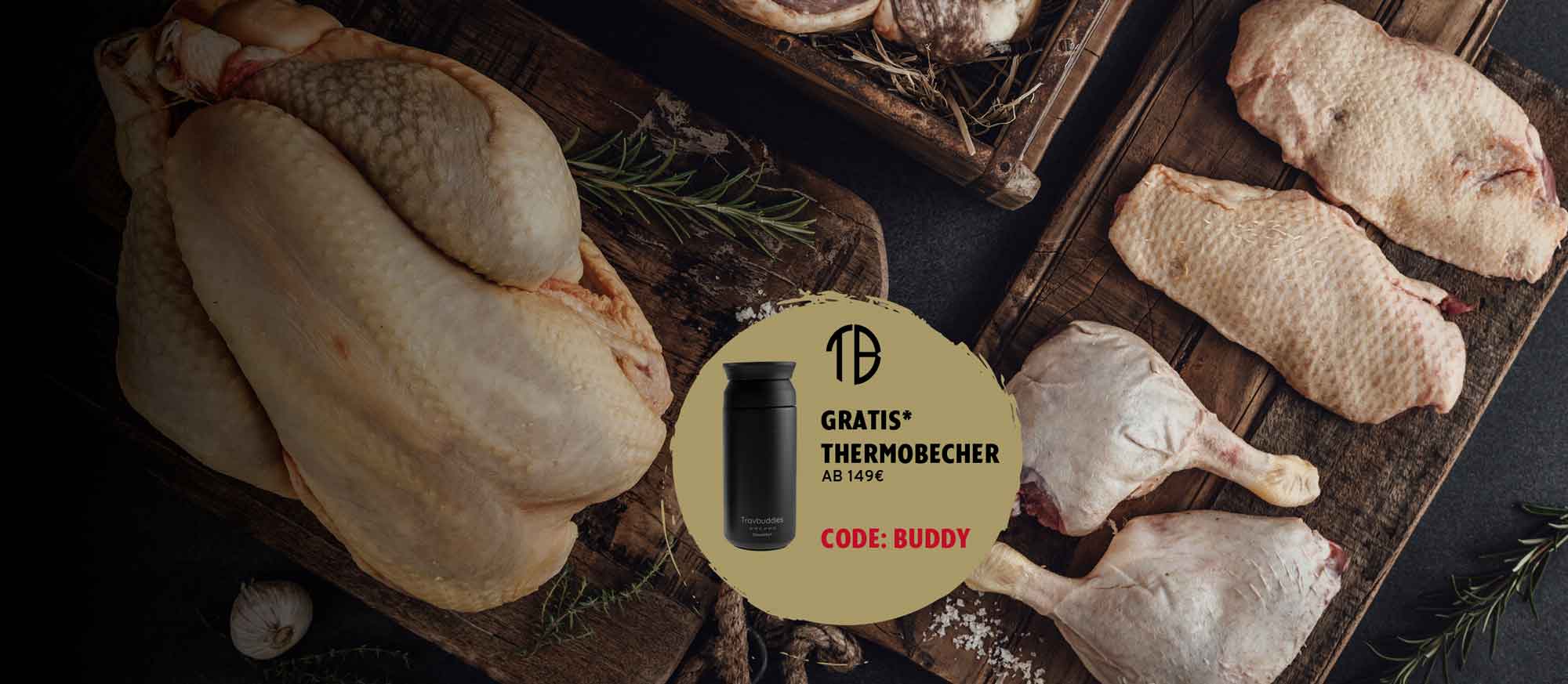 Rohes Geflügel (ganzes Huhn/Ente, Entenbrüste, Entenschenkel) auf Holzbrettern mit Rosmarin und Salz. Ein runder Banner bewirbt einen schwarzen Gratis-Thermobecher ab 149€ Einkaufswert mit Code BUDDY.