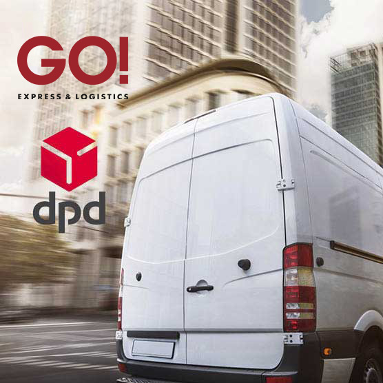 Weißer Lieferwagen von hinten in Bewegung vor Stadtkulisse mit Hochhäusern. Links oben sind die Logos von GO! EXPRESS & LOGISTICS und DPD zu sehen.