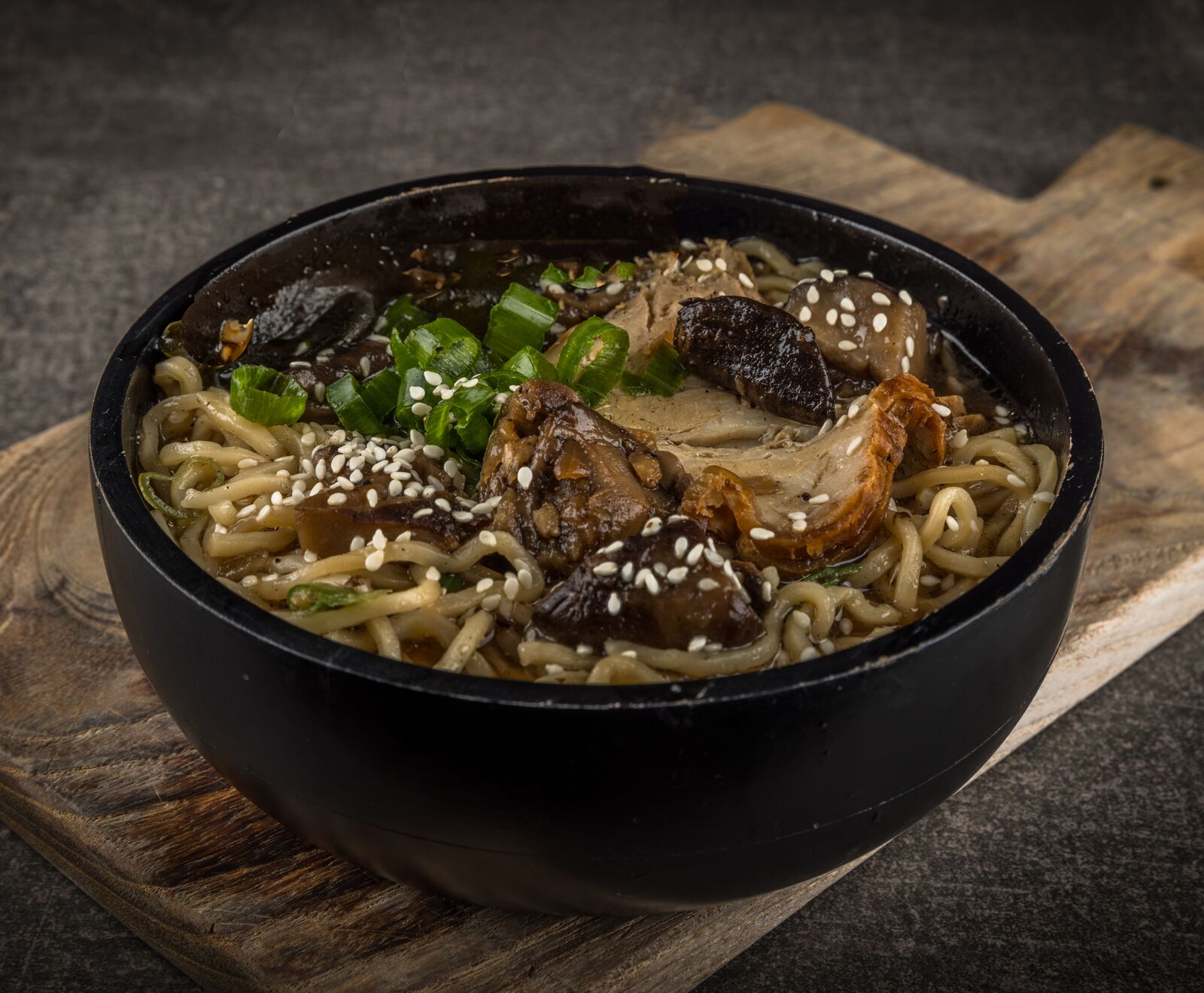 Black Garlic Schweinebauch Ramen Suppe