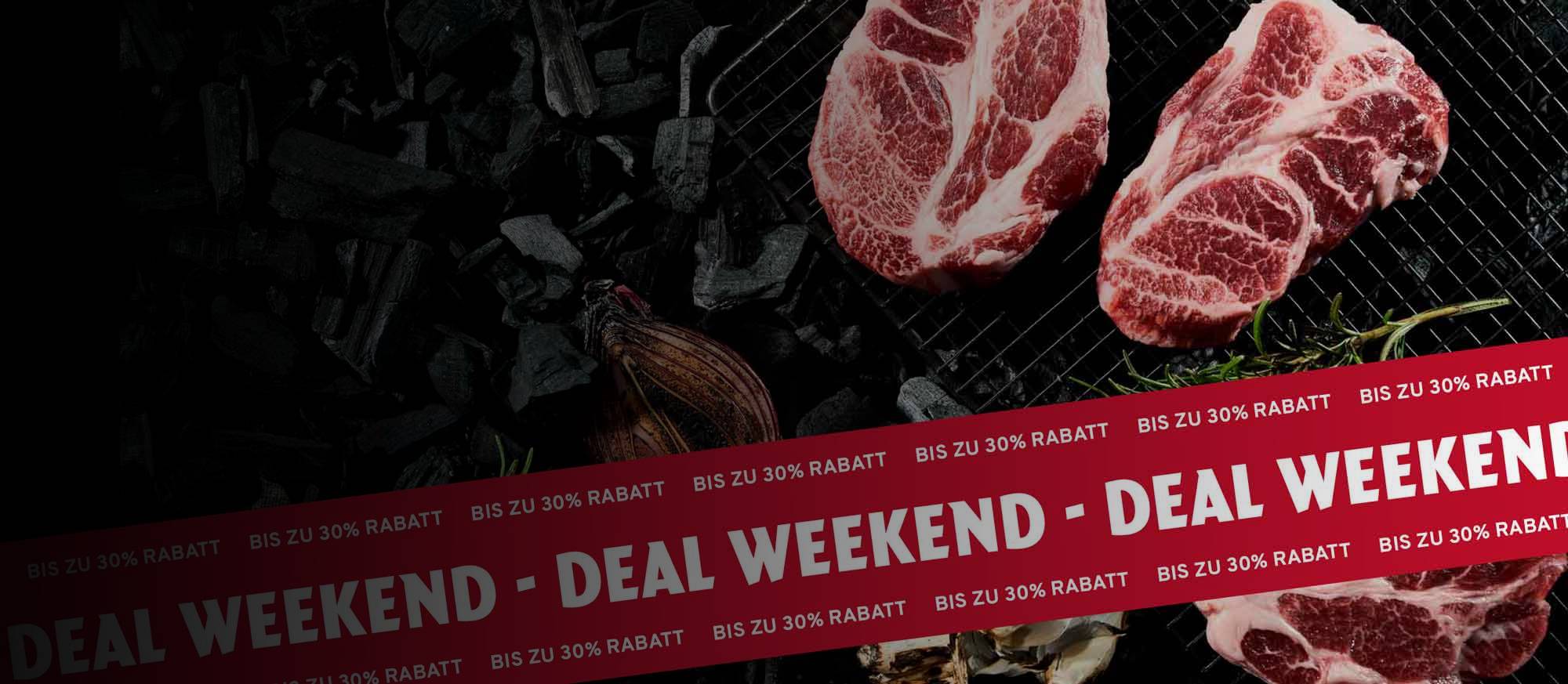 Rohe Nackensteaks auf einem Grillrost über Holzkohle, mit Rosmarin. Ein rotes Banner mit "DEAL WEEKEND" und "BIS ZU 30% RABATT" verläuft diagonal über das Bild.