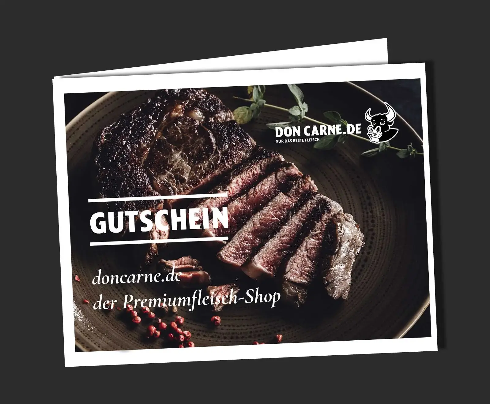 Ein Don Carne Gutschein mit einem perfekt gebratenen, angeschnittenen Steak auf dunklem Teller, garniert mit Kräutern und rosa Pfeffer. Text: GUTSCHEIN, doncarne.de, der Premiumfleisch-Shop, DON CARNE.DE, NUR DAS BESTE FLEISCH.